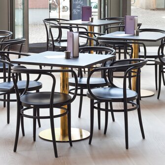 Cu baițul negru nobil de la ADLER apare și modelul cu brațe 209 din restaurantul „Table” din galeria de artă Schirn din Frankfurt. | © Thonet GmbH © Constantin Meyer